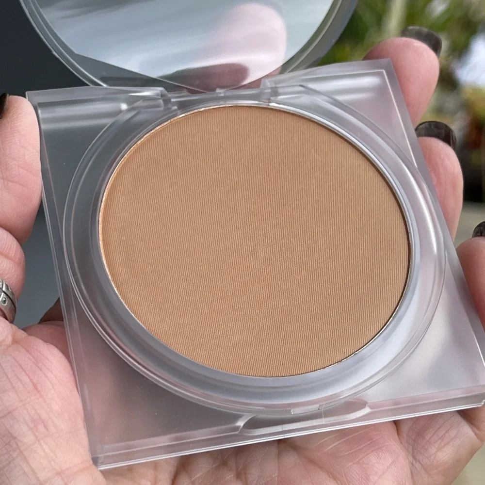 HUDA BEAUTY GloWish Luminous Pressed Powder In 05 Medium